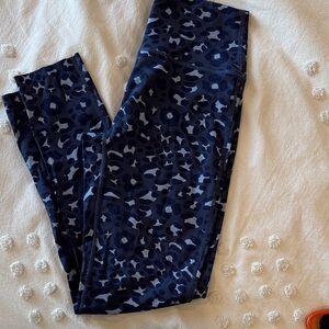 Aerie midrise 7/8 leggings. No front seem. Very flattering navy leggings!
